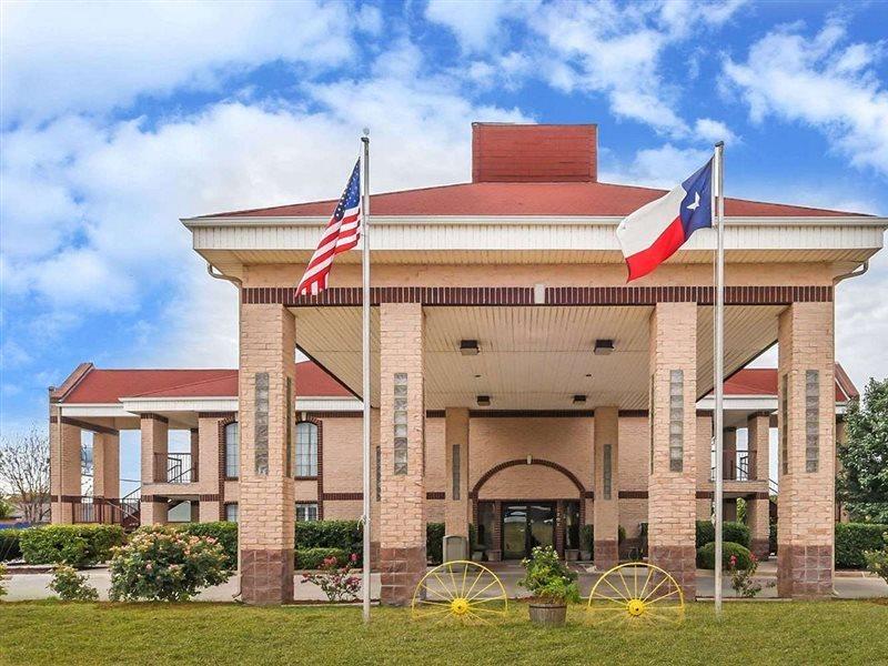 Days Inn By Wyndham Granbury Exterior photo