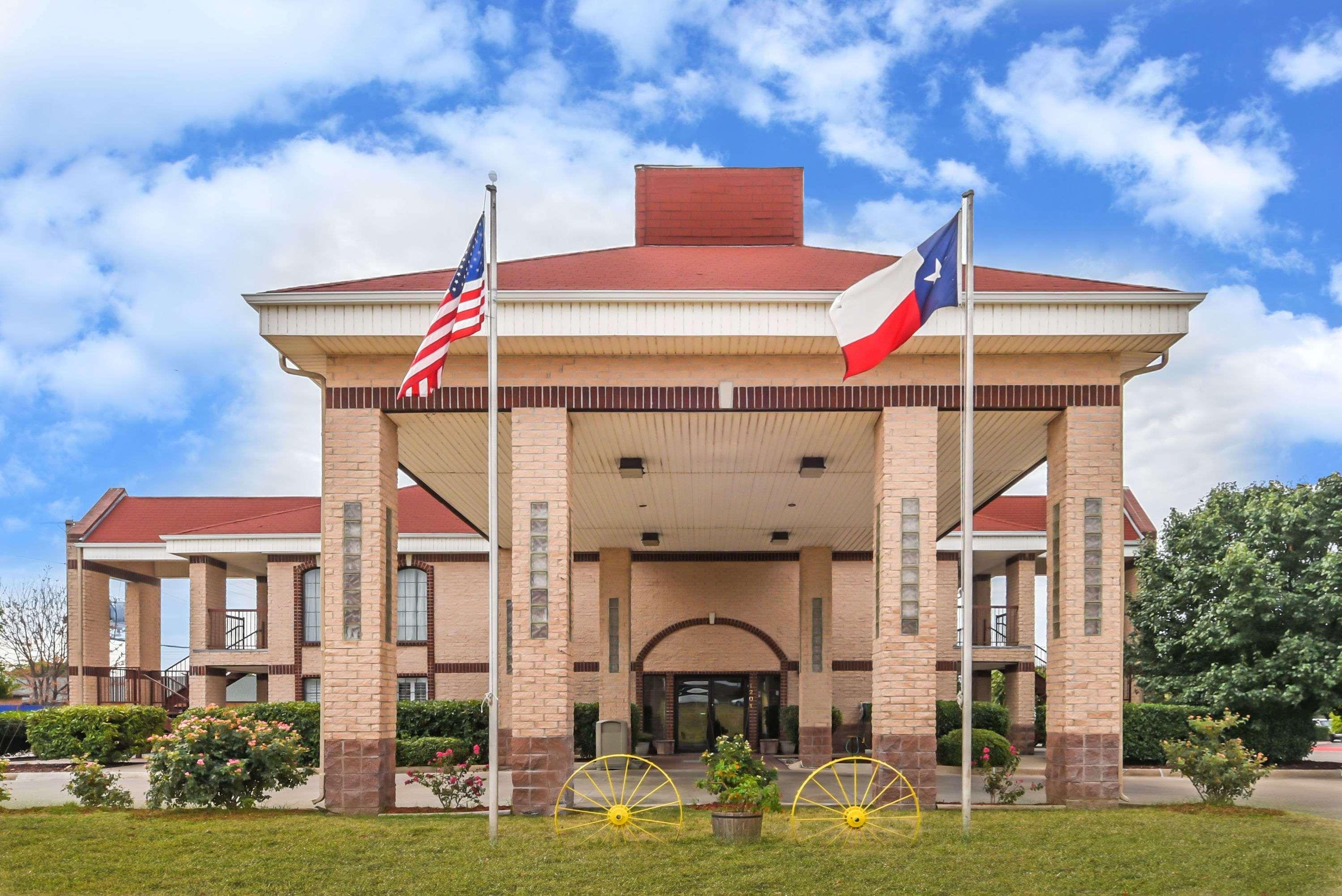 Days Inn By Wyndham Granbury Exterior photo