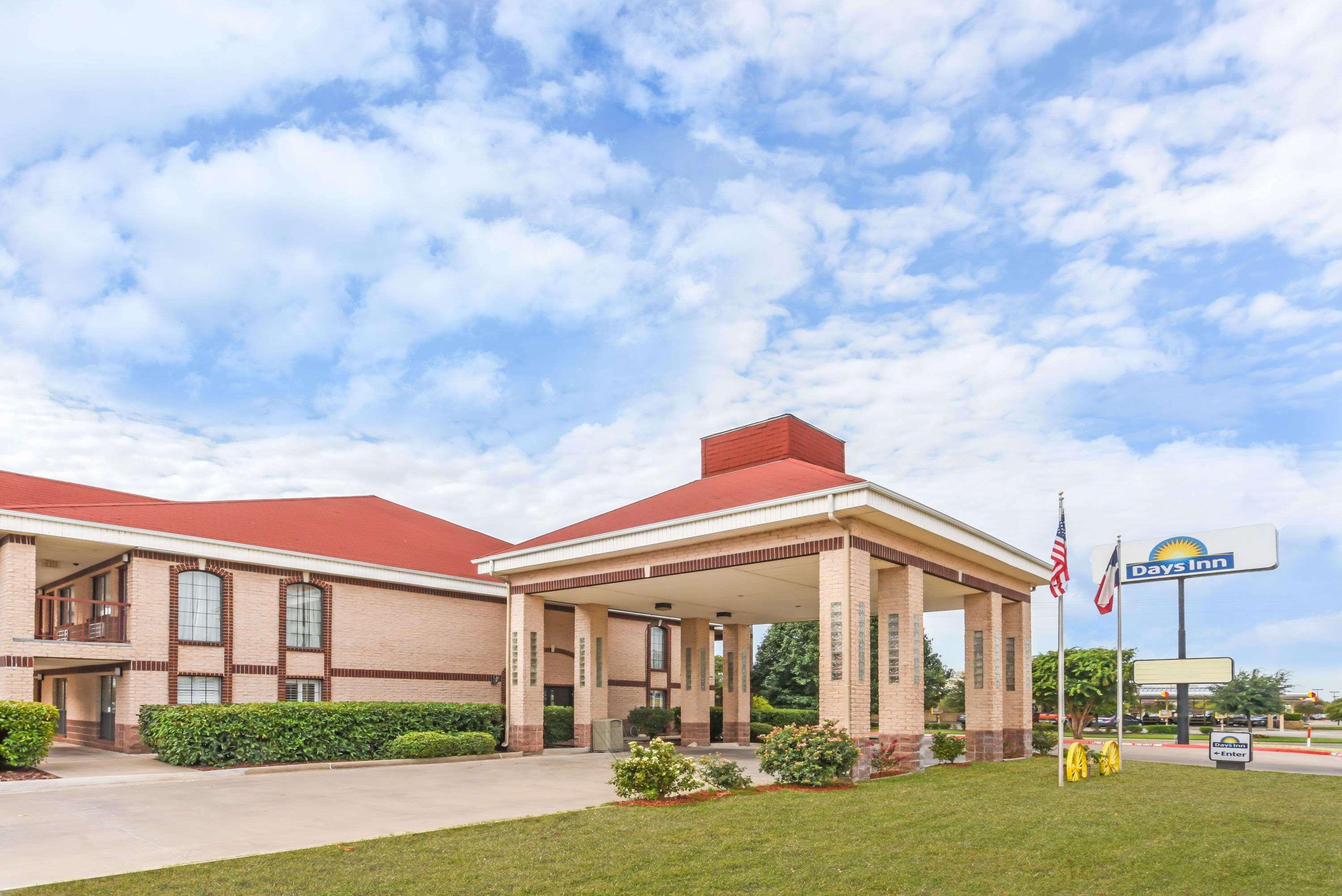 Days Inn By Wyndham Granbury Exterior photo