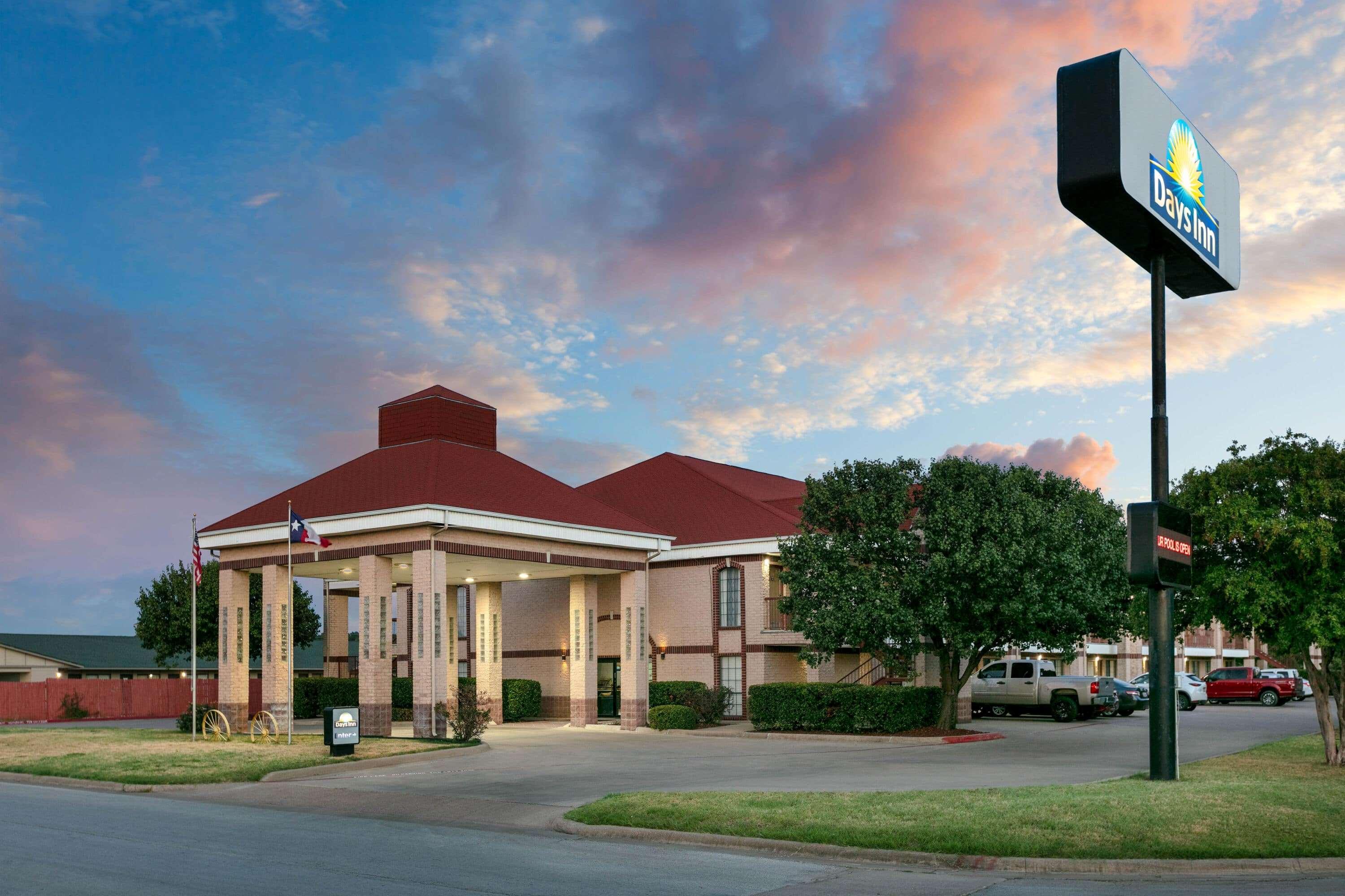 Days Inn By Wyndham Granbury Exterior photo