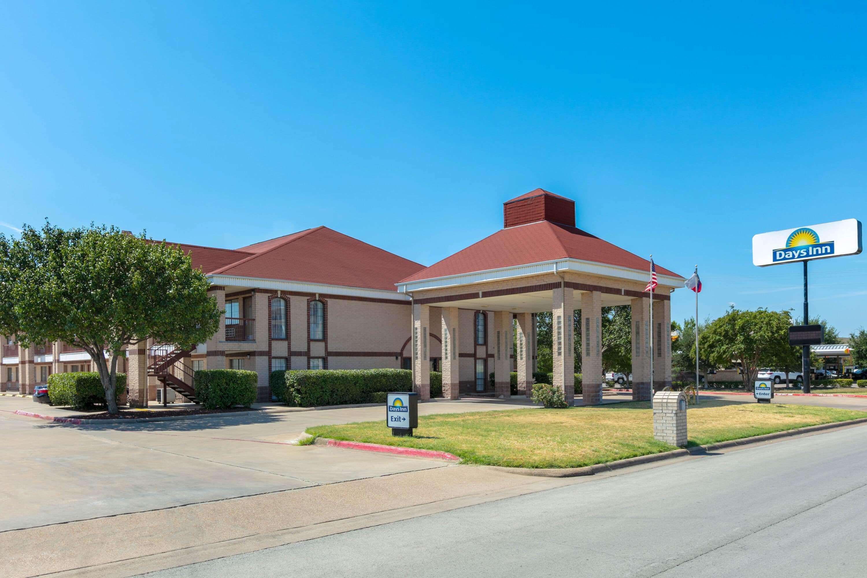 Days Inn By Wyndham Granbury Exterior photo