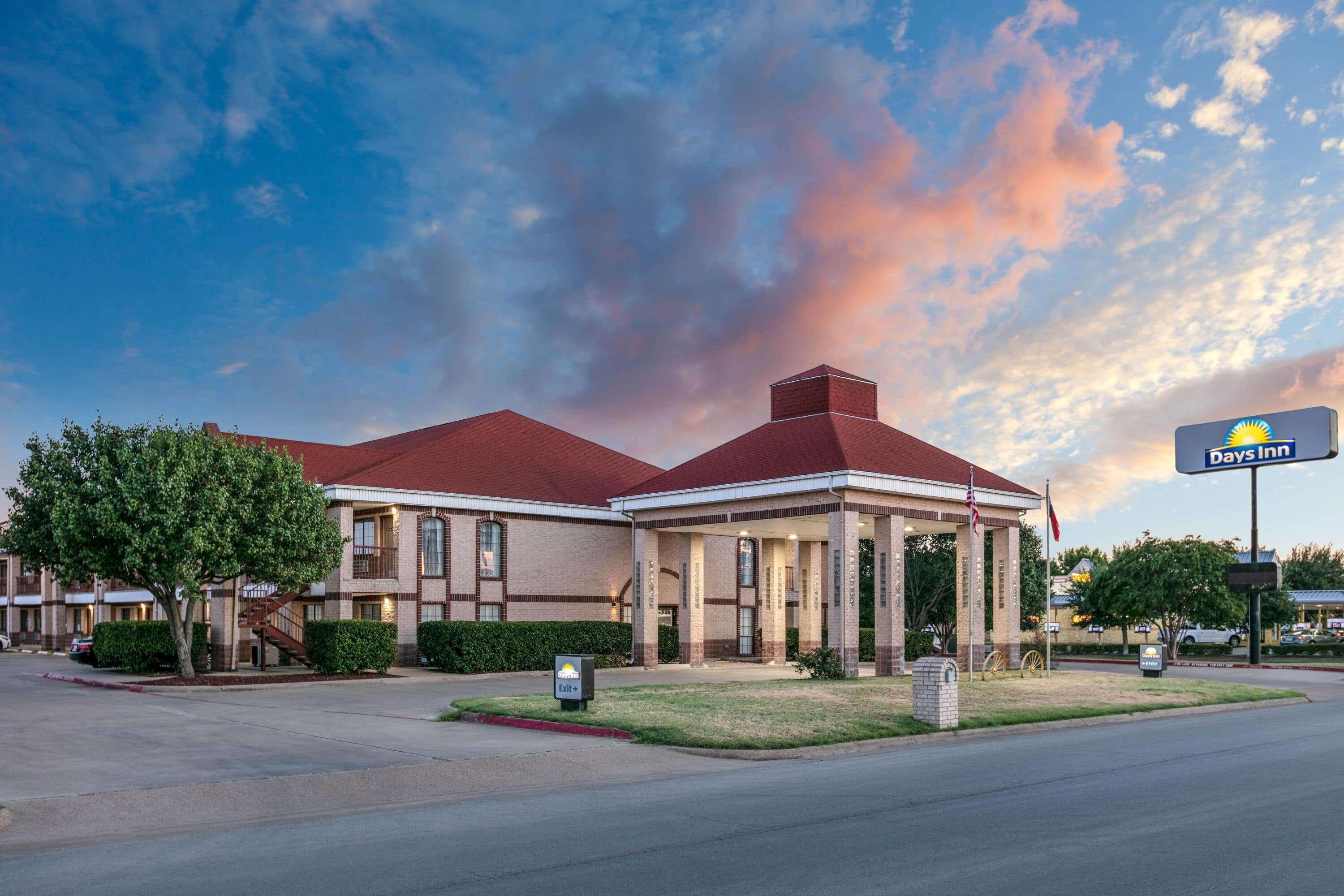 Days Inn By Wyndham Granbury Exterior photo